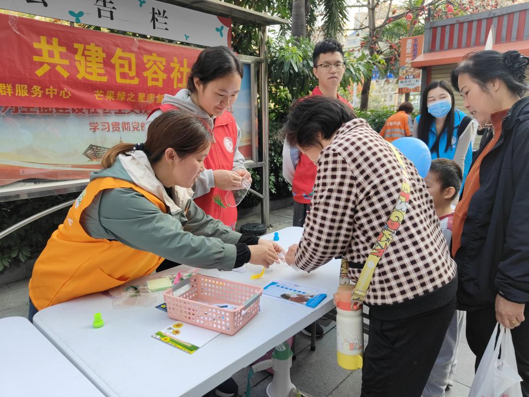 居民们制作书签