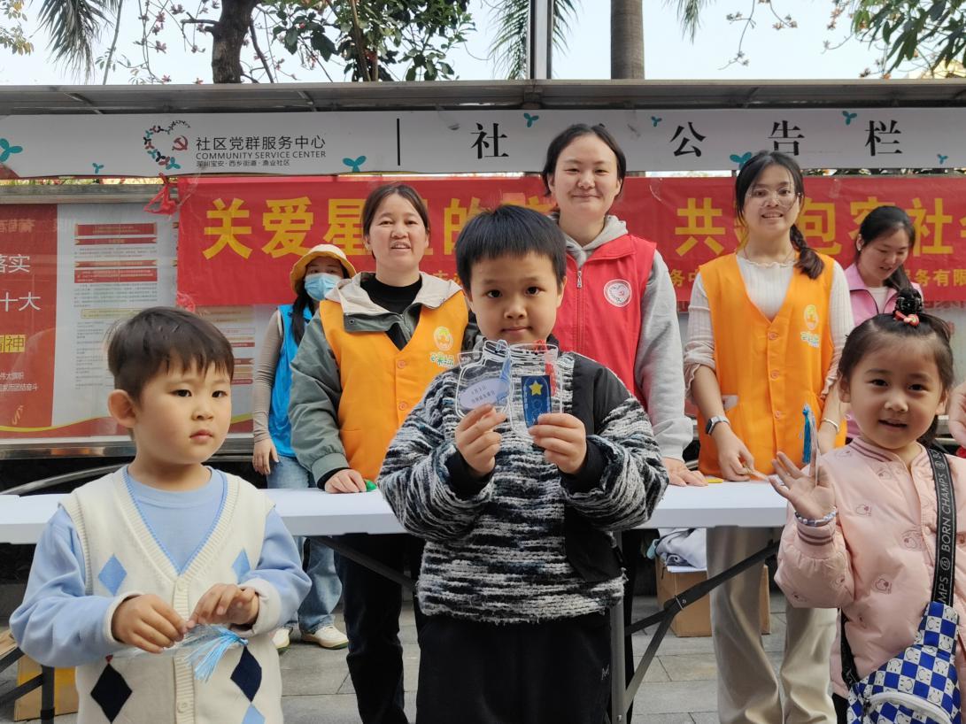 小朋友们展示做好的书签