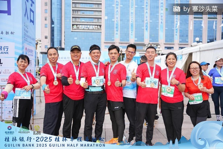 西乡街道“学习强国”志愿者跑团在马拉松赛事中展现风采 弘扬志愿者精神