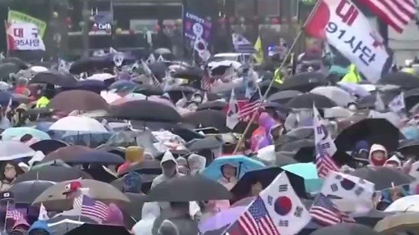 尹锡悦支持者冒雨集会：一定会阻止总统选举