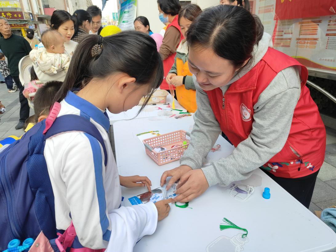 工作人员向参与活动的儿童讲解自闭症知识