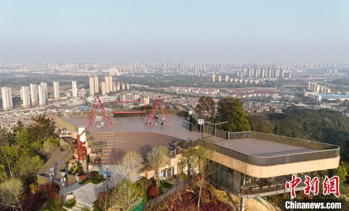 图为蟠龙峰景区“透凉沙”观景台。 熊锦阳 摄