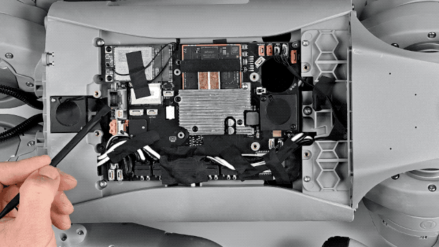 他们把宇树的网红机器狗“剥皮拆骨”,发现了它倒立行走的秘密