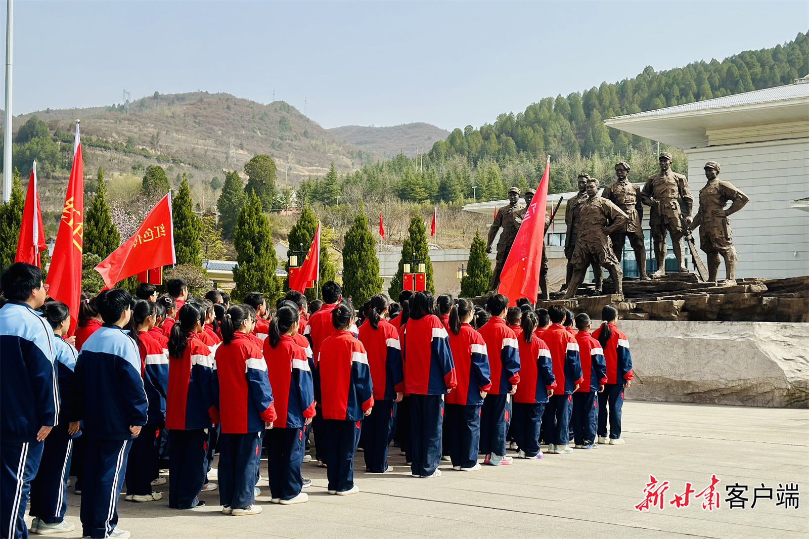 活动接近尾声，两当兵变纪念馆广场上奏响国歌。（文中图片均由新甘肃·甘肃日报记者　王煜宇　摄）