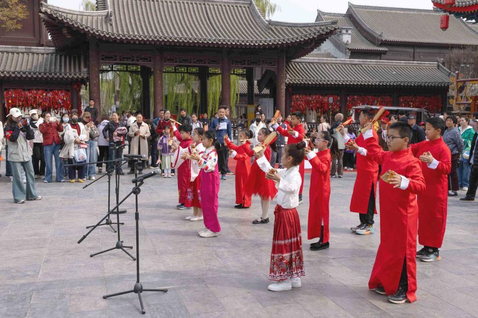 孩子们朗诵古诗“清明”、“寒食”和现代诗“我爱你祖国”，弘扬家国情怀。郑玉竹 摄