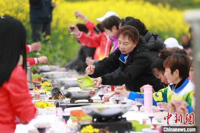 重庆：把“春天”煮进火锅 花田火锅长桌宴热闹开席凤凰网北美_凤凰网
