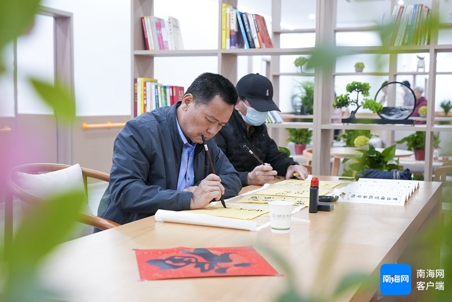 老人在养老服务中心写书法。记者 吴兴财 摄