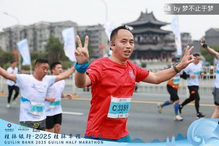 西乡街道“学习强国”志愿者跑团在马拉松赛事中展现风采 弘扬志愿者精神