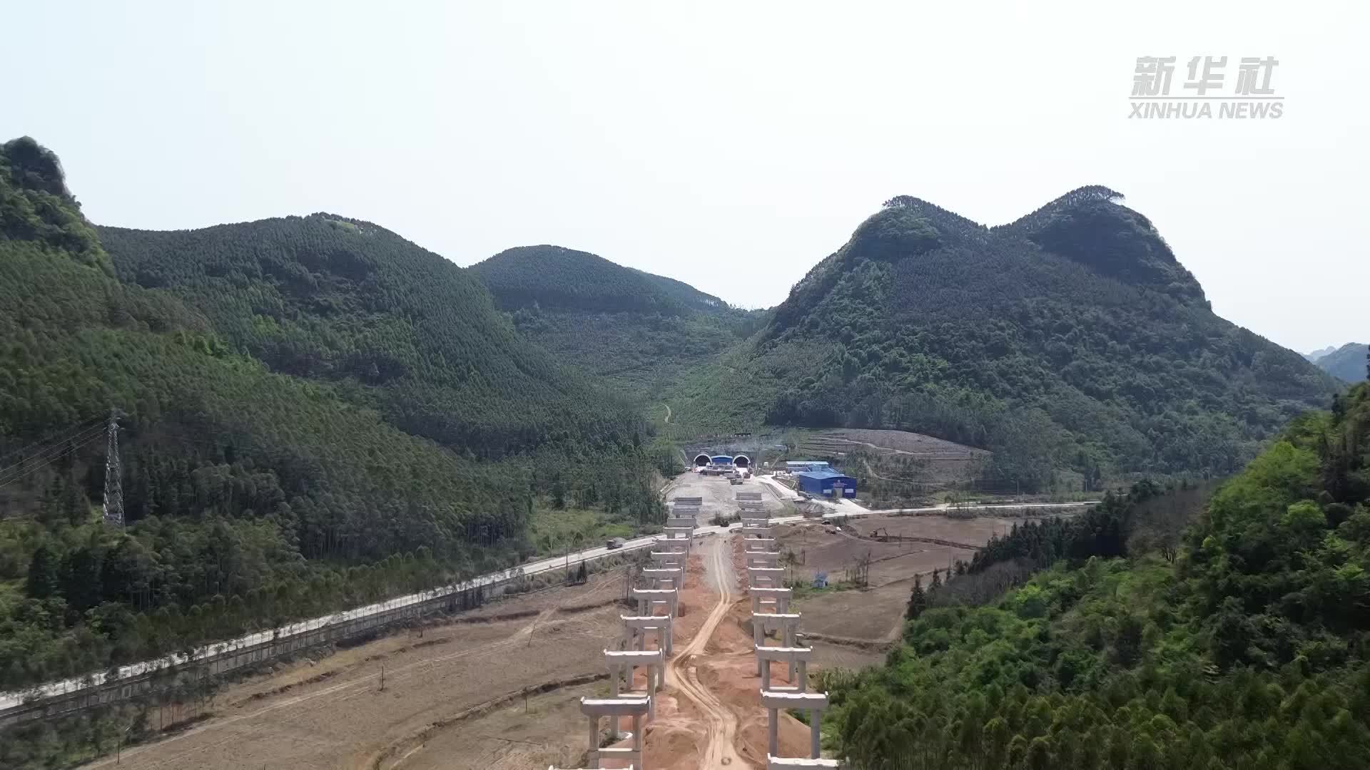 广西鱼宜高速关键控制性工程旁勒隧道贯通