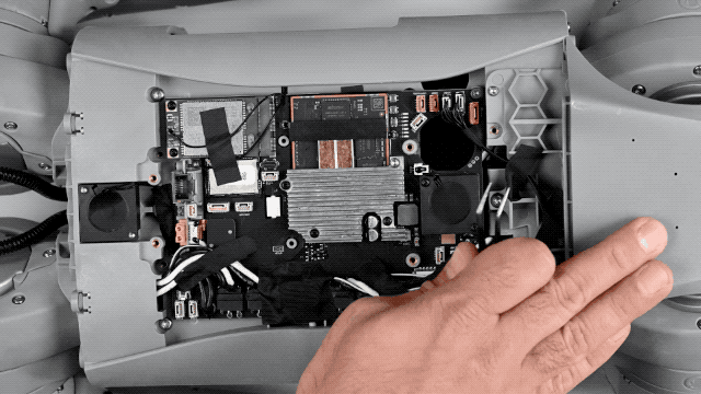 他们把宇树的网红机器狗“剥皮拆骨”,发现了它倒立行走的秘密