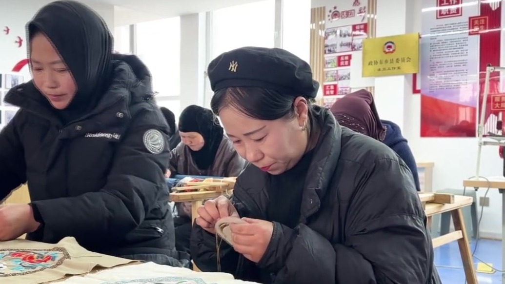 东乡族“90后”绣娘：助力东乡刺绣走向世界