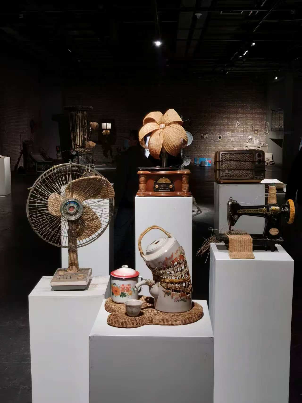 图为：藤编 + 旧物件创意设计作品。