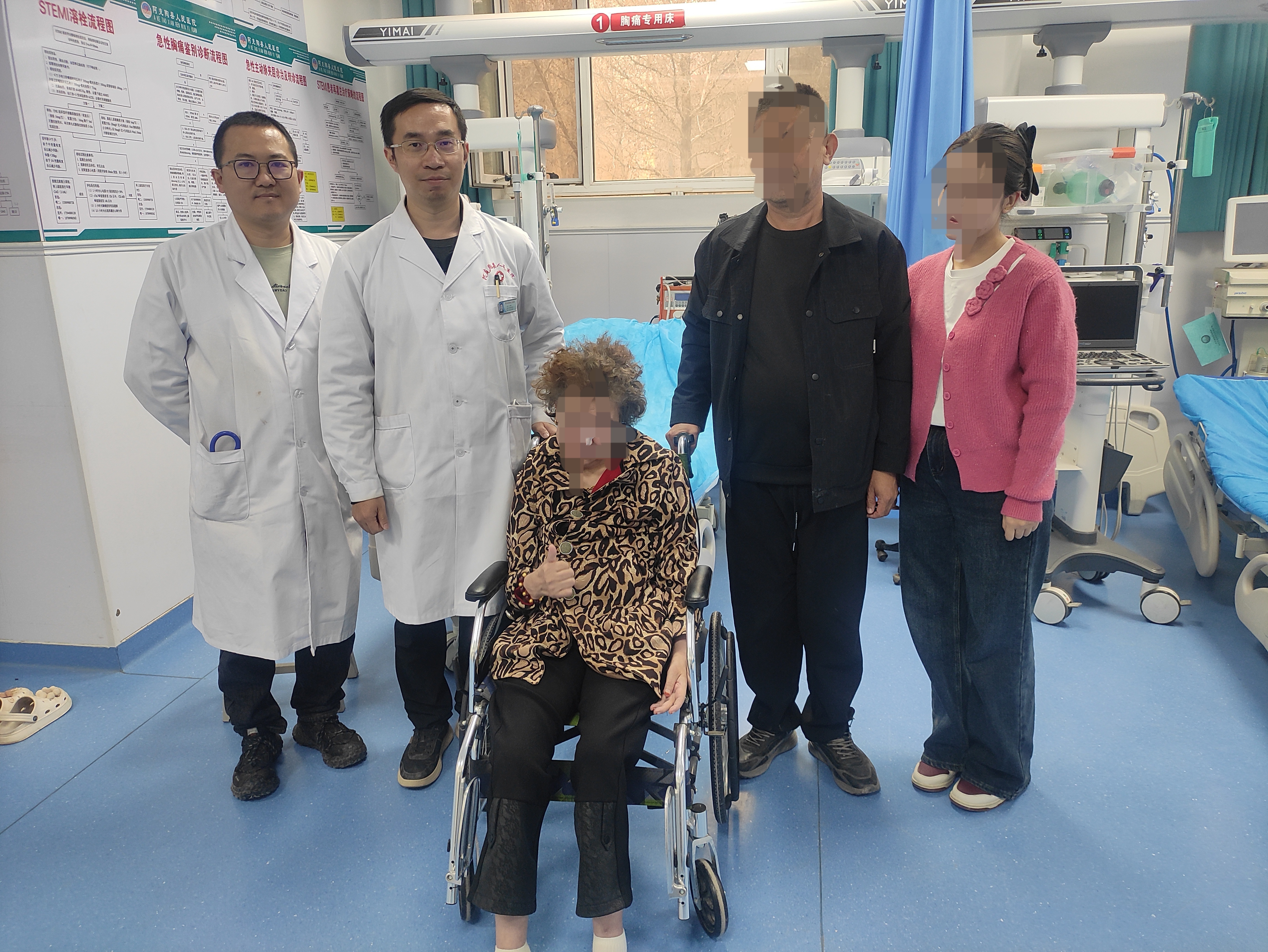 ▲江西援疆医生与患者及家属