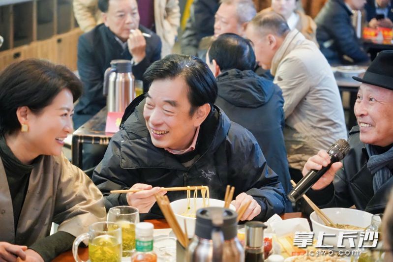 作家何立伟以笔尖记录老长沙的温度，他发言感叹“一碗面里藏着一座城的乡愁”。