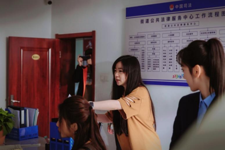 导演米禾禾在《司法所里的故事》拍摄现场