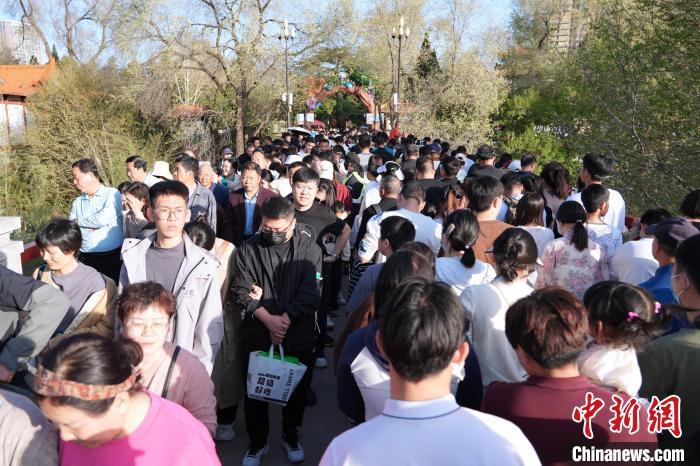 图为王城公园内游人如织。中新社记者 李超庆 摄