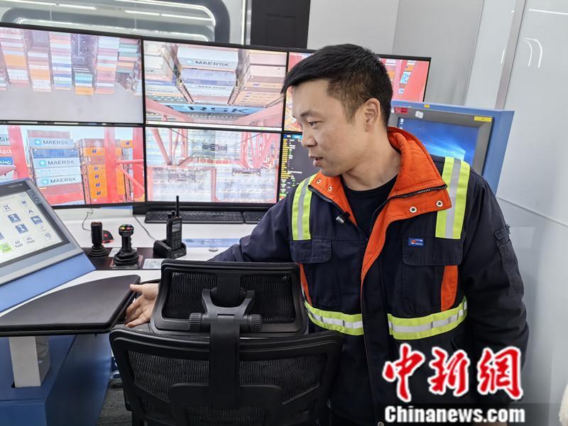 吴起飞正在介绍远控桥吊如何操作。 中新网 张尼 摄