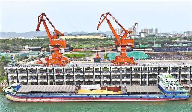 码头起重机正在吊装大豆。（重庆江津港务有限公司供图）