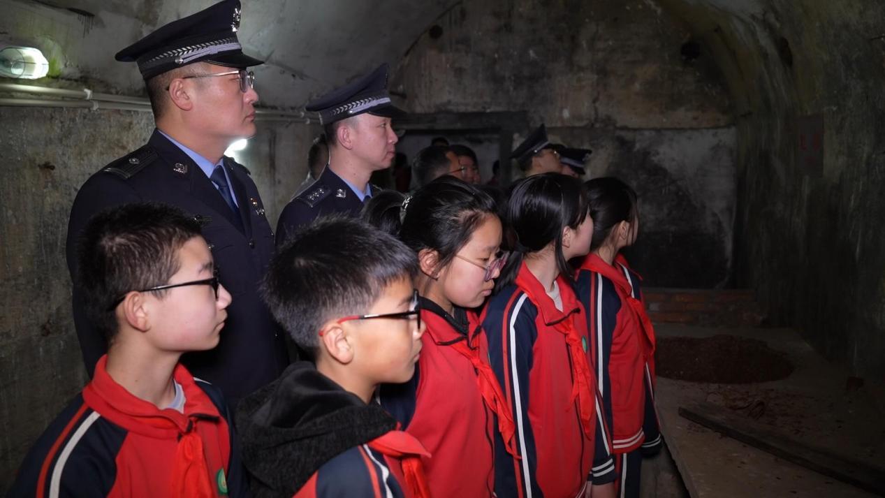 （珍宝岛八一红军小学学生们重走抗联路）