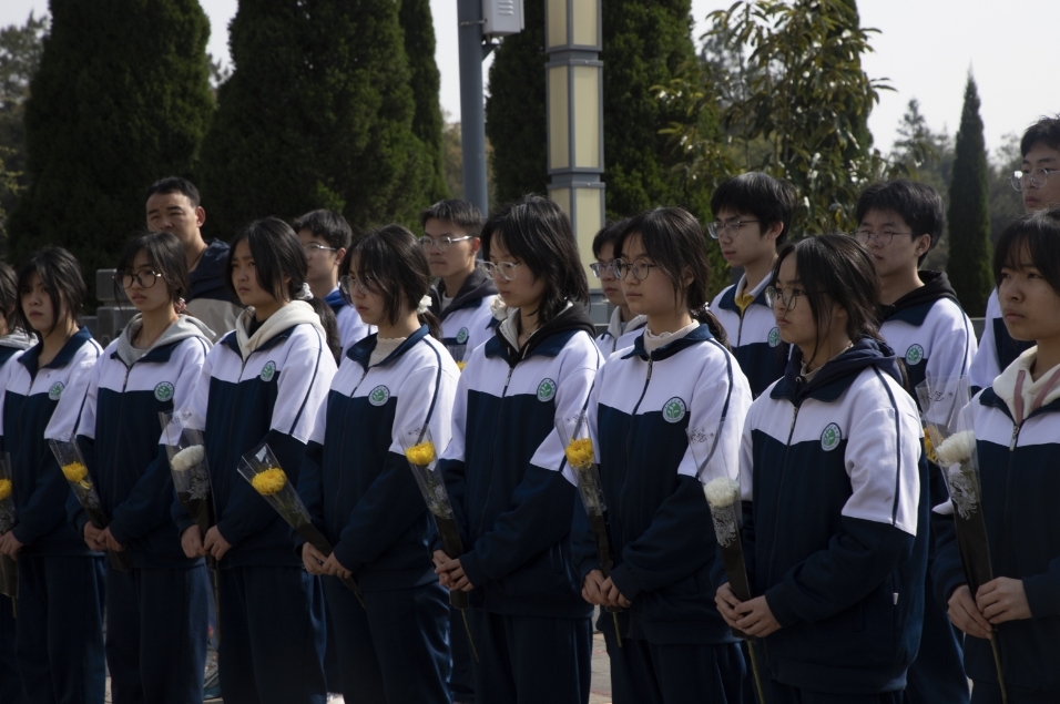 永新中学开展清明祭扫主题活动