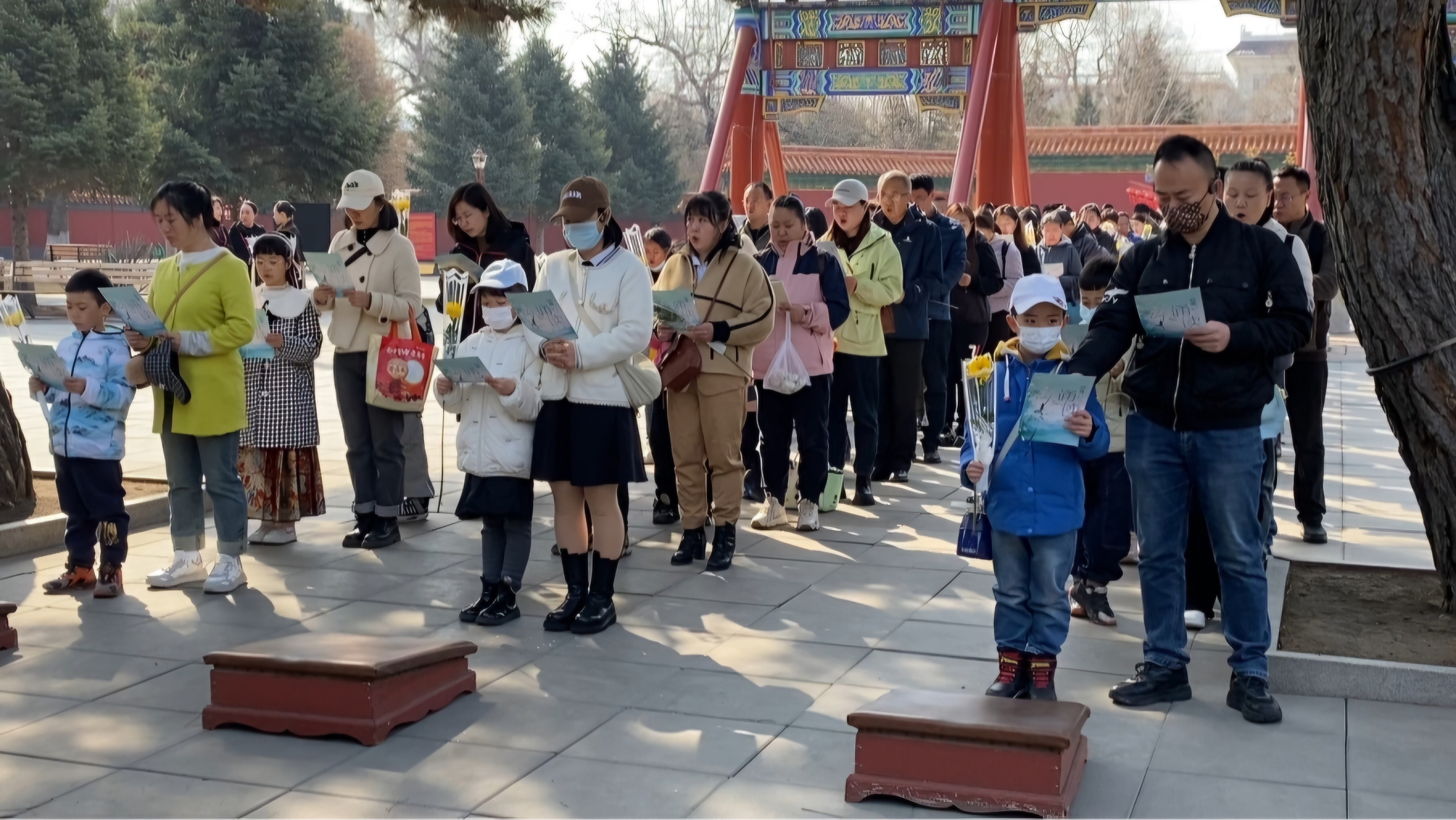 “清明诵读经典 传承文化”