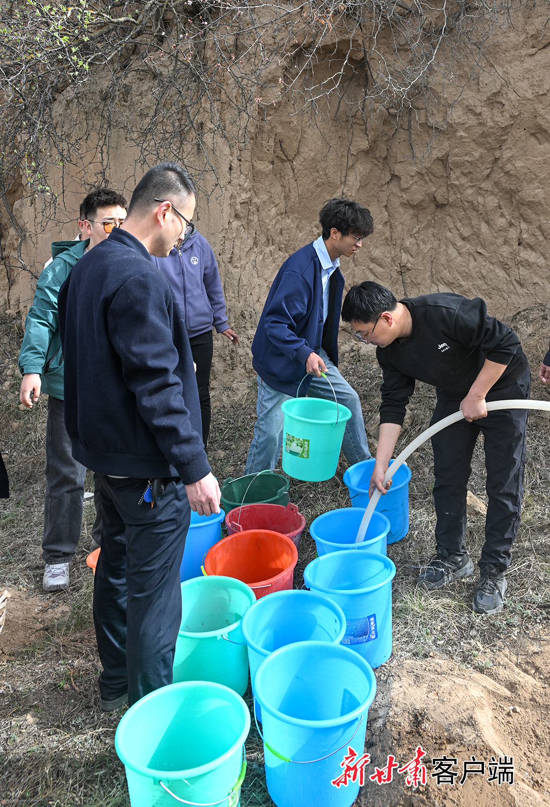 4月9日，庆阳市组织百名干部职工在西峰区后官寨镇路堡村开展2025年义务植树活动。据悉，2025年全市计划完成造林抚育和草原生态修复150万亩以上。新甘肃&middot;甘肃日报通讯员　陈飞