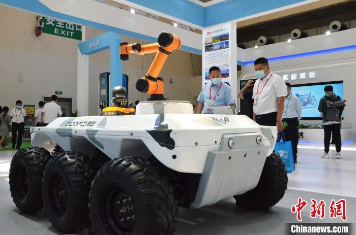 2022年7月8日，甘肃兰州，第二十八届中国兰州投资贸易洽谈会展馆现场，参观者正在参观可以搭载氢能动力系统的无人驾驶全地形车。（资料图）李亚龙　摄