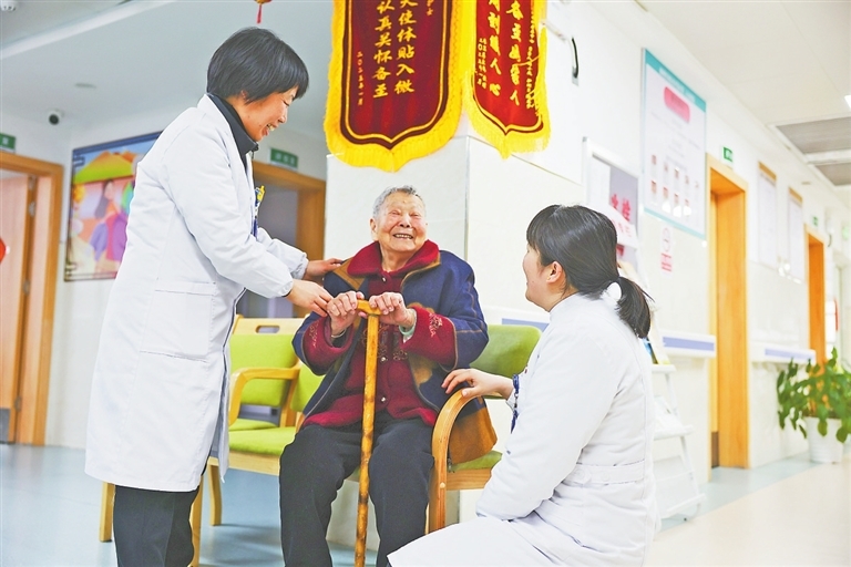 在赣州经开区第二人民医院康养中心，医生护士正在同老人唠家常（本报全媒体记者 蔡颖辉摄）