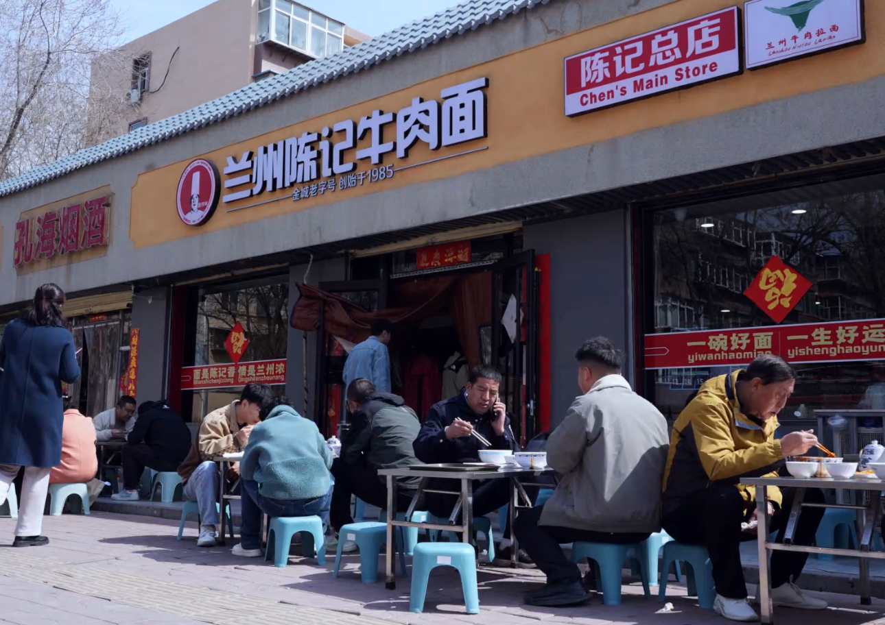 兰州陈作林陈记牛肉拉面店用餐食客众多