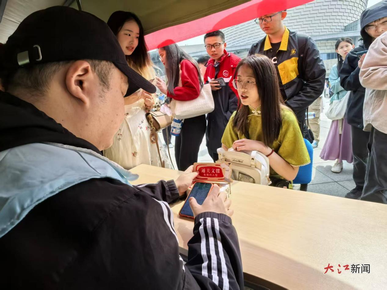 游客挑战全文背诵《琵琶行》（ 吴晓燕 供图）