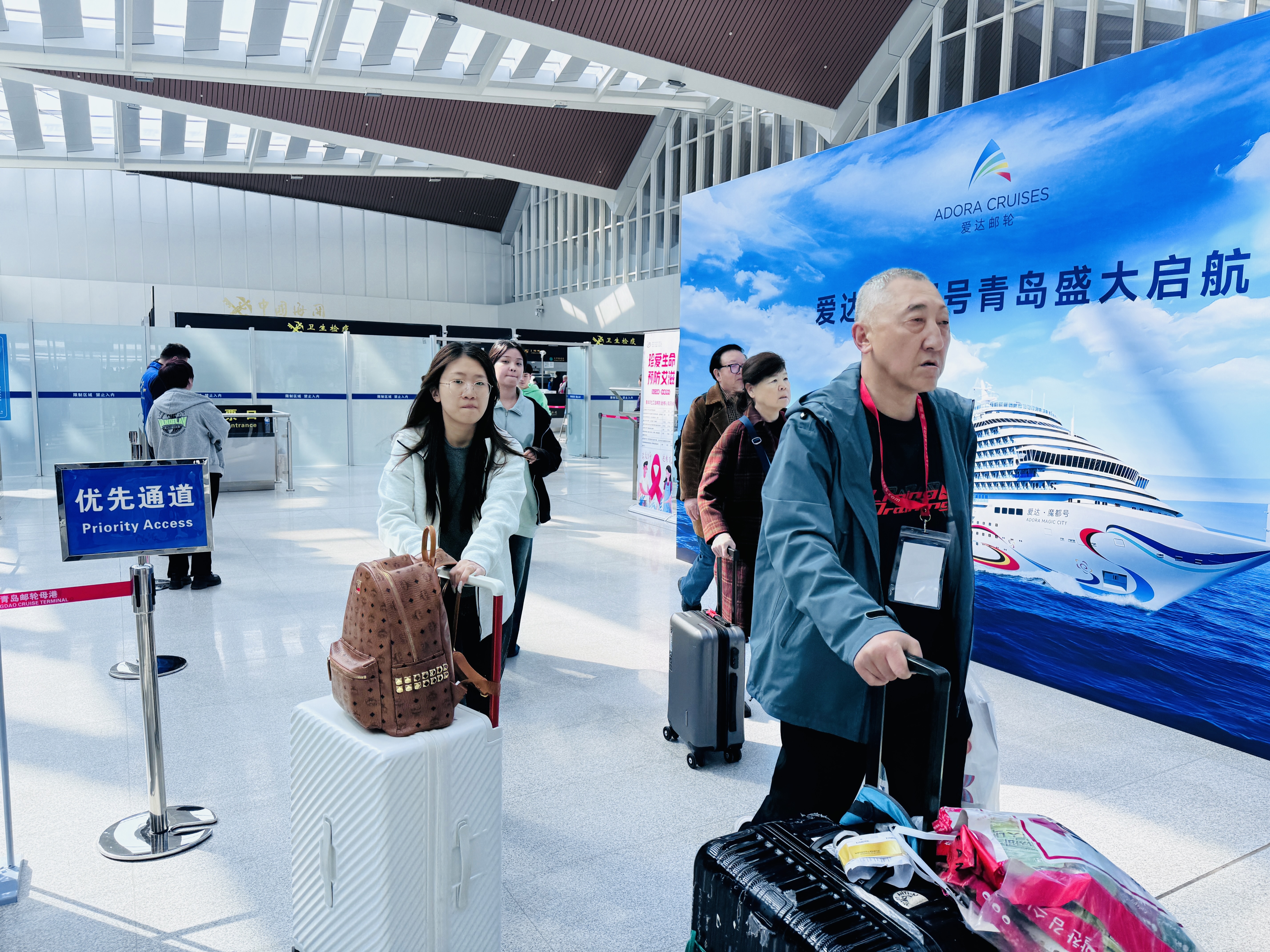 “爱达·魔都”号青岛首航成功 单日出入境人员首次突破1.1万人次