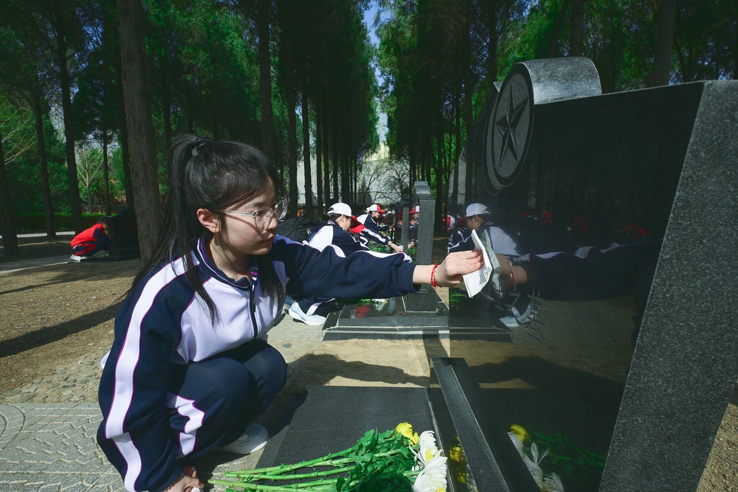 在衡水市烈士陵园内，河北衡水中学学生为烈士扫墓