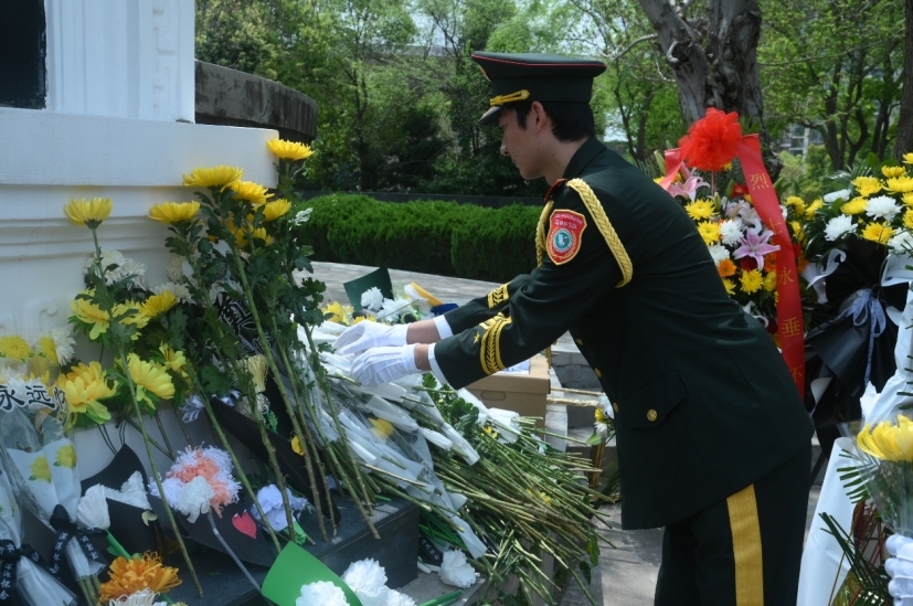 江西应用技术职业学院师生赴赣州市烈士陵园祭奠英烈