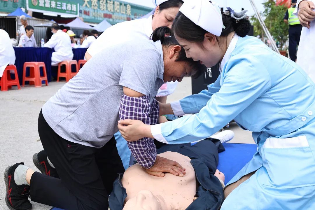 图：医护人员向群众传授心肺复苏等实用急救技能