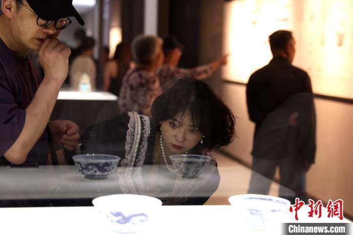 探访景德镇中国陶瓷博物馆 参观游客络绎不绝