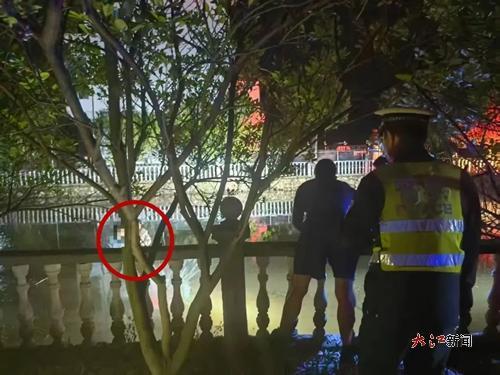 驾驶员和俩孩子站在车顶