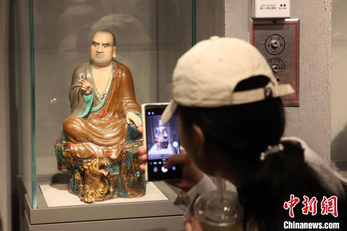 探访景德镇中国陶瓷博物馆 参观游客络绎不绝