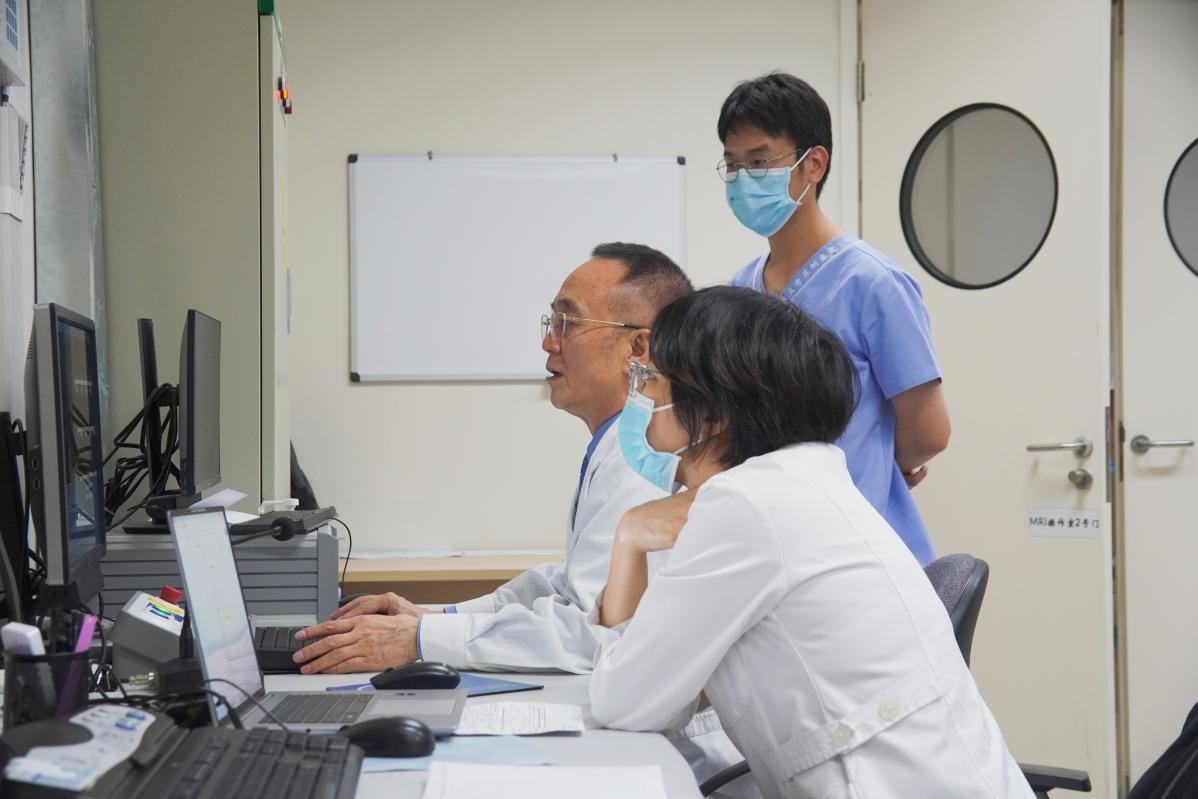 李勇杰教授（左一）和团队通过磁共振成像（MRI）进行治疗靶点的定位