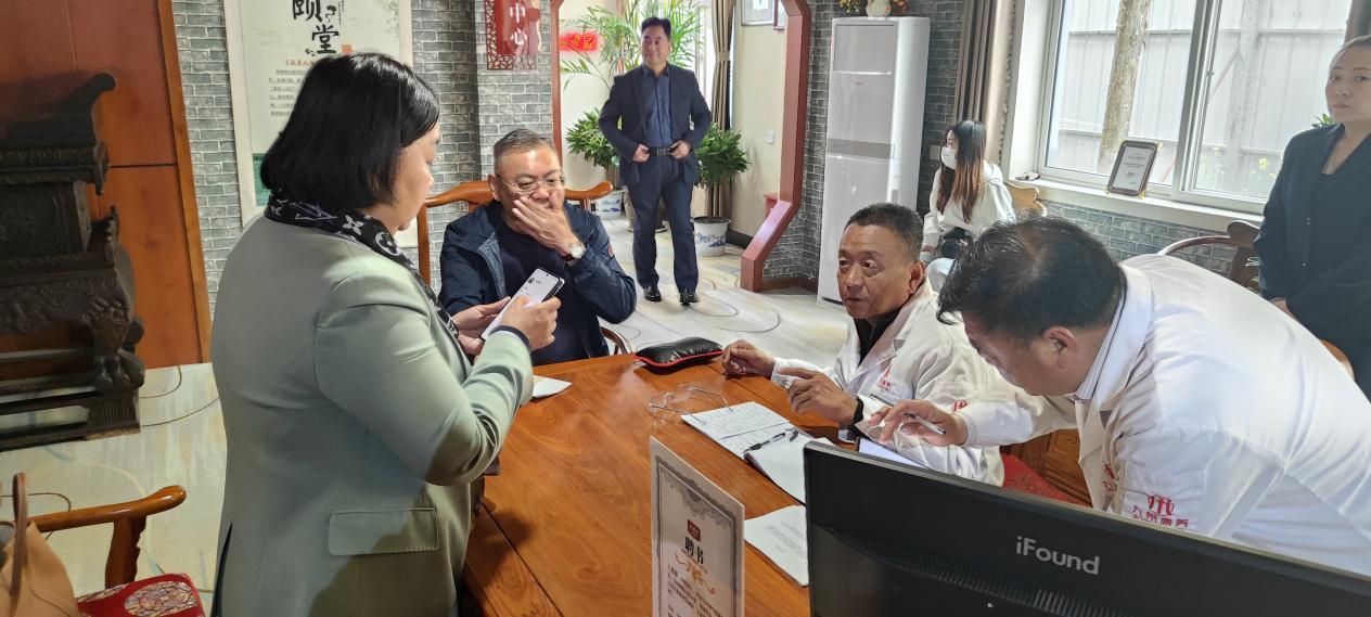 明朝名医王承孝第十三代传承人、成颐堂中医王秀泽为委员把脉问诊