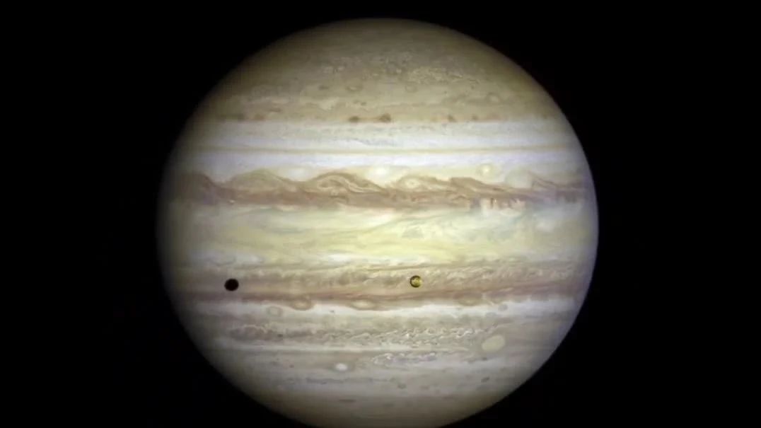 那是什么？会是木星卫星的影子吗？还是？