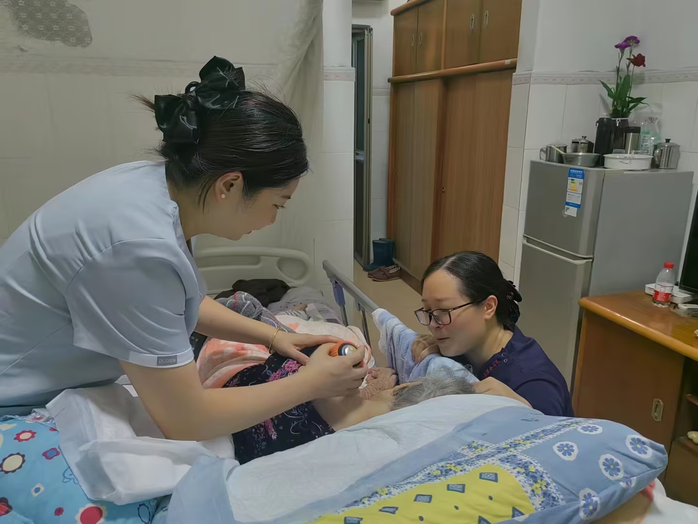 医护人员上门为患者做理疗