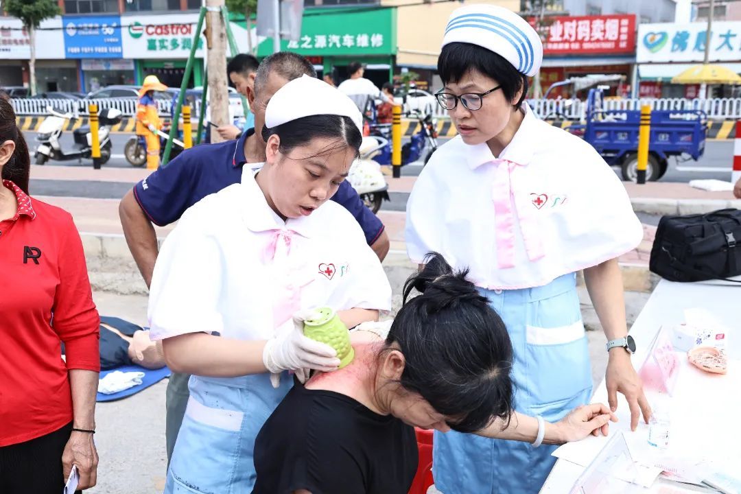 图：医护人员为群众进行理疗