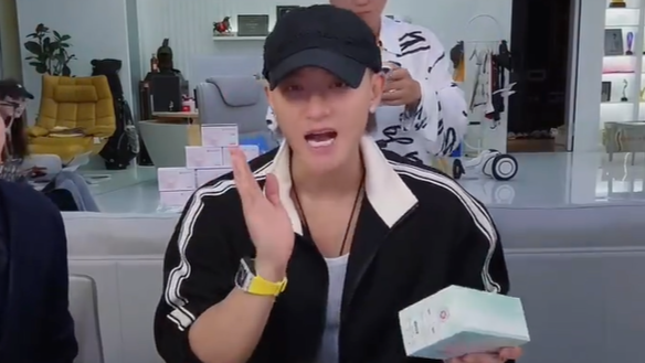 黄子韬称做卫生巾这事总得有人站出来，现场试验产品性能