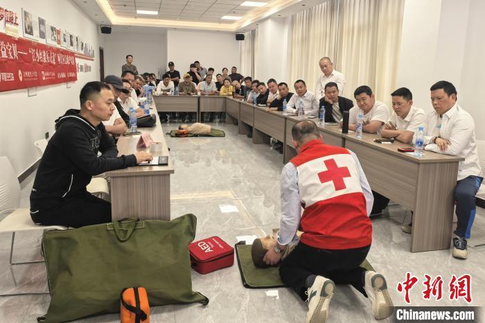 近日,一场名为“公益宝贝——江小红救在身边”的应急救护培训活动,在江西省网约车司机党群服务中心开展。南昌市交通运输局 供图