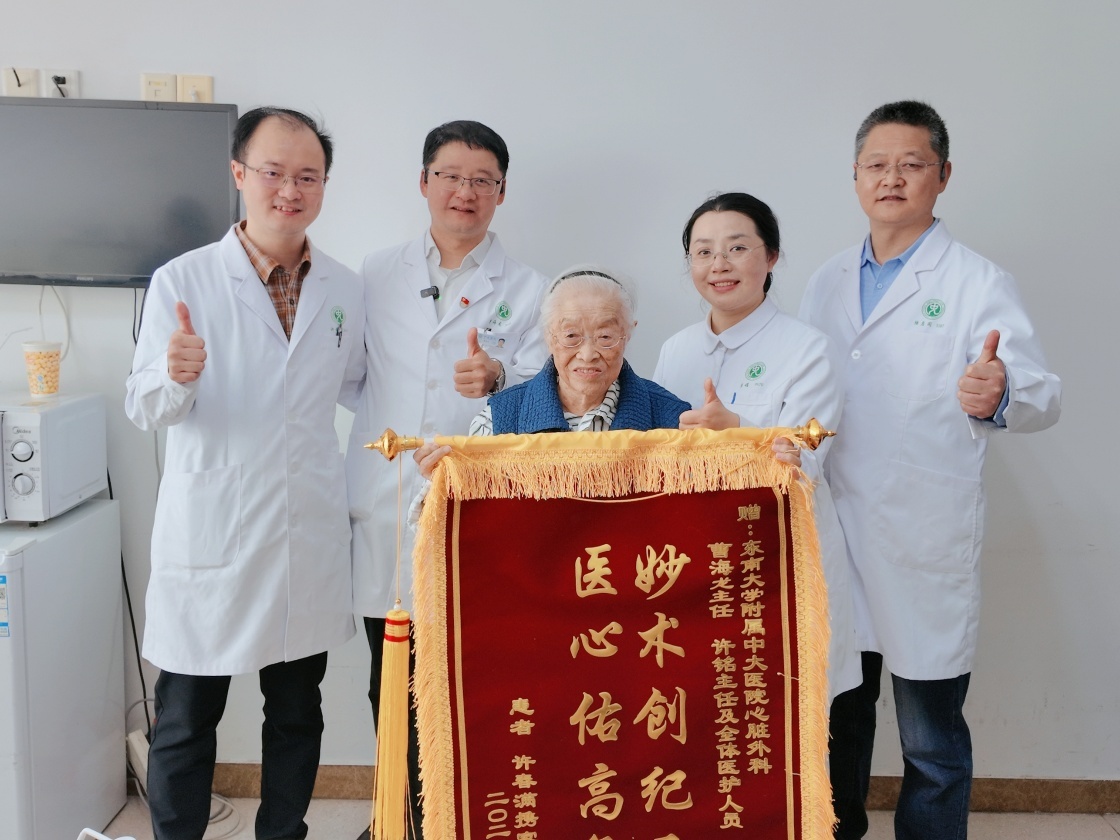 出院前，许奶奶向曹海龙主任（左二）、许铭副主任医师（左一）、陆启同副主任医师（右一）、周娟护士长（右二）赠送锦旗。王倩 摄