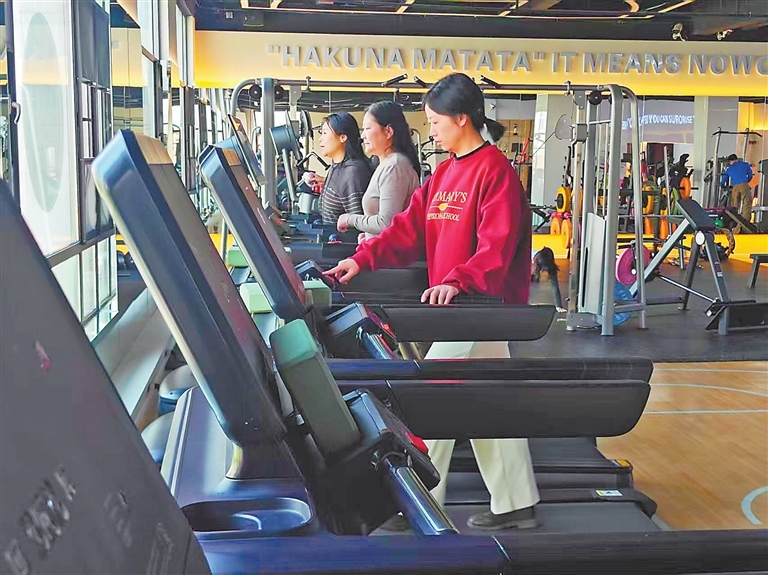 五纬路社区内，居民在健身房锻炼身体。江西日报全媒体记者 侯艺松摄