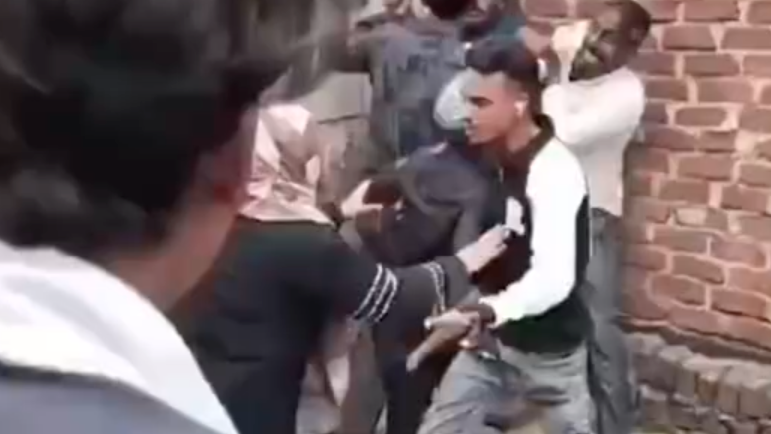 印度两家人上房打架，结果屋顶塌了