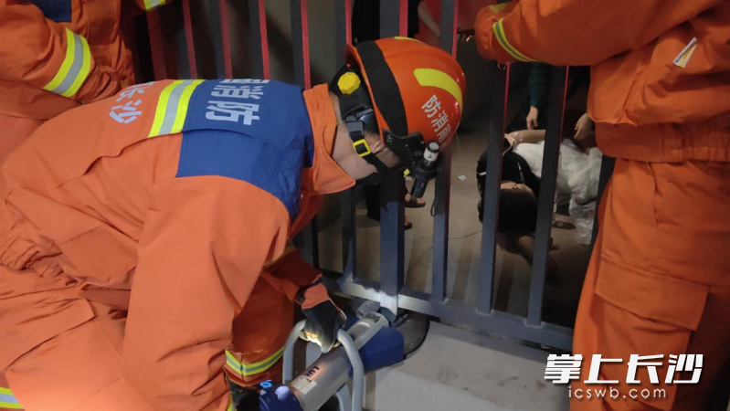 消防员拆除护栏救人。 长沙晚报通讯员 李铁应 摄