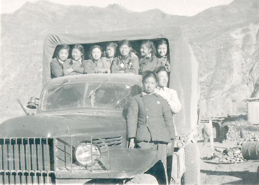 1952年卫生大队队员进藏途中。（江苏省档案馆供图）