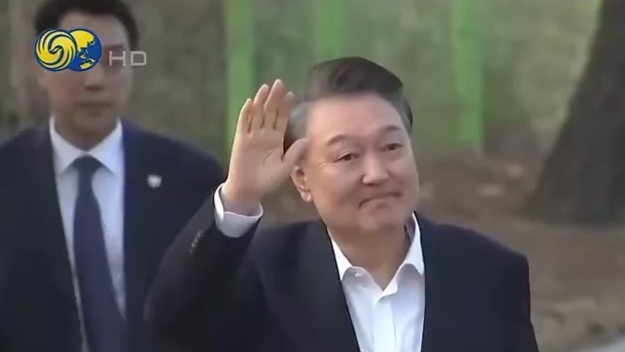 尹锡悦在总统官邸与执政党议员茶叙